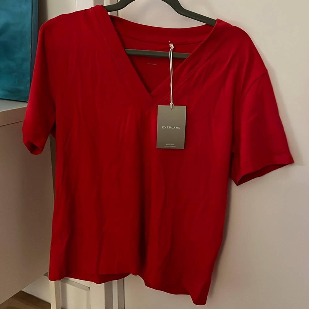 Never worn everlane red v-neck tee shirt size medium